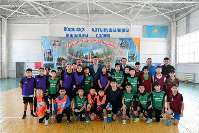 Аким области посетил спортивные объекты в селе Бескарагай (4)