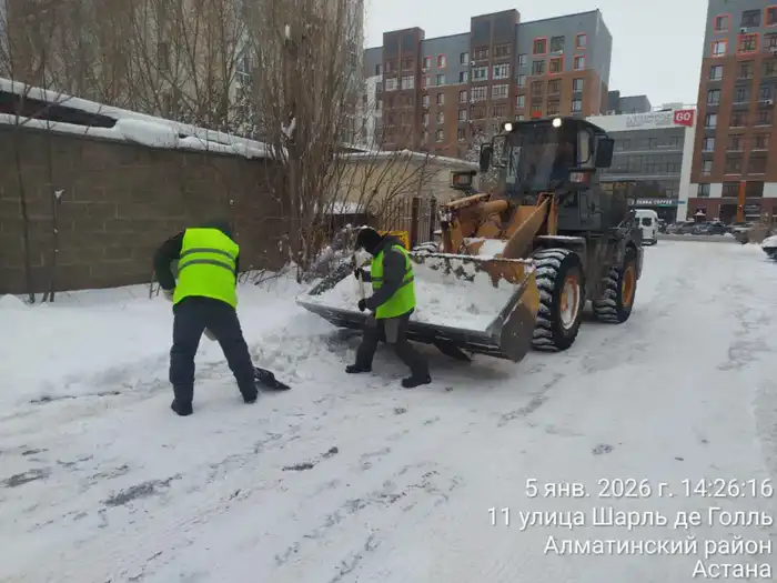 Свыше 3 тысяч рабочих и более 1800 единиц техники: в Астане продолжается круглосуточная очистка от снега (5)