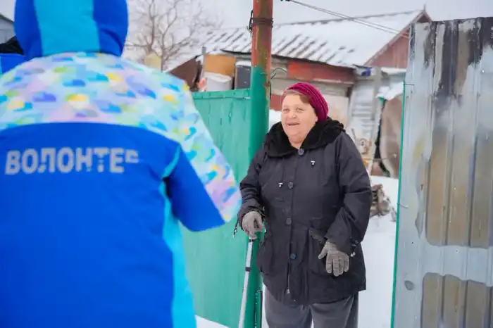 Социальная ответственность молодежи: волонтеры помогают одиноким пенсионерам с уборкой снега Астане