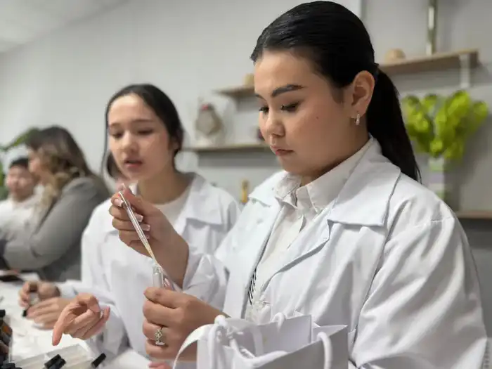 В Астане студенты и школьники объединились для производства парфюма (3)