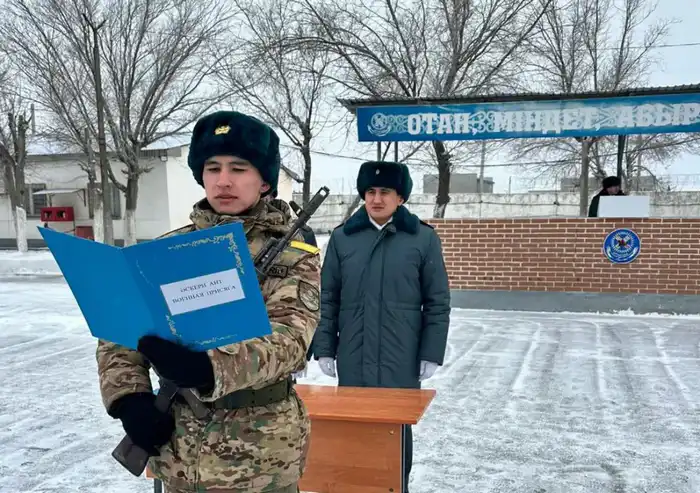 Офицер Национальной гвардии принял Военную присягу у родного младшего брата (4)