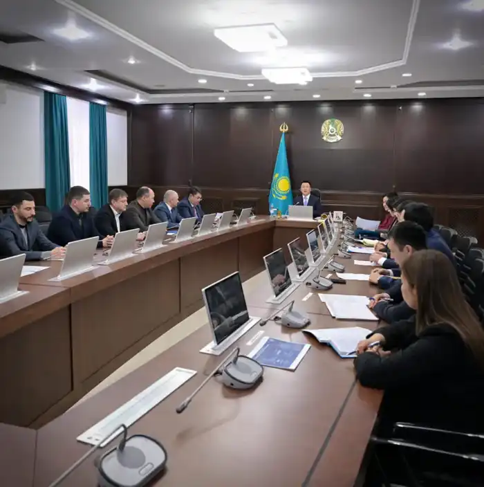 Аким области Асаин Байханов сегодня после прямого эфира провел рабочее совещание в связи с ожидаемым ухудшением погодных условий (8)