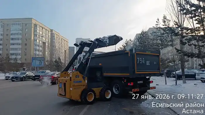 Более тысячи единиц спецтехники задействовано в снегоуборочных работах в Астане (4)
