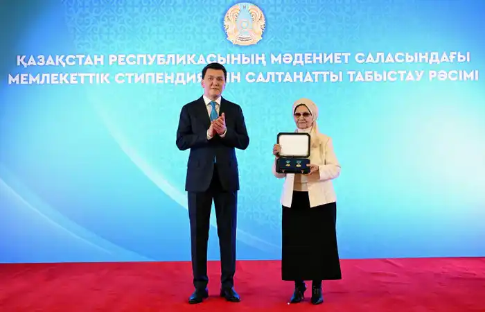 Государственный советник Ерлан Карин вручил Золотую звезду и орден «Отан» родственникам Бауыржана Момышулы в рамках церемонии, посвящённой присвоению ему звания «Халық қаһарманы». Астане