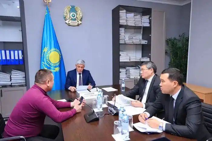 Проблемы ЖКХ и получения земли обсудили на приёме жители с Ермаганбетом Булекпаевым (6)