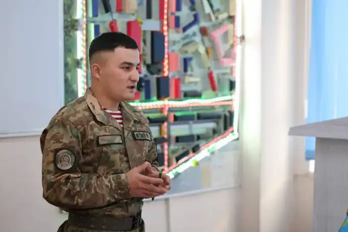 Солдат из Национальной гвардии продолжает обучение и свободно говорит на семи языках Астане