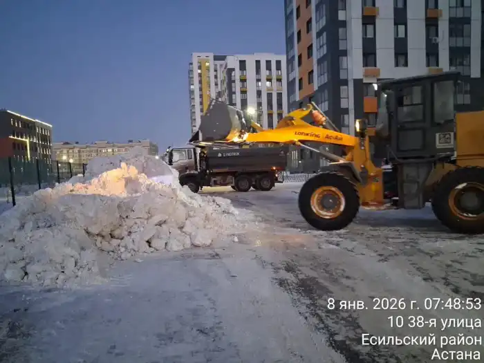 Более 3 000 дорожных рабочих вышли на уборку снега в Астане (10)