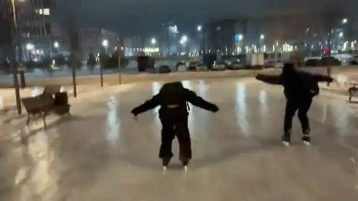 В Астане молодые жители нашли оригинальный способ обойти пробки, катаясь по обледеневшим дорожкам столичного парка. В соцсетях появилось видео, на котором они с удовольствием скользят по льду, привлекая внимание и вызывая интерес у горожан. Полиция объясн Астане