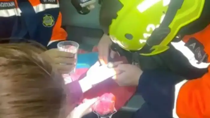 Спасатели Астаны помогают девушке избавиться от кольца, сдавившего палец Астане