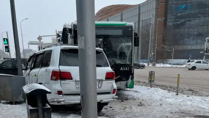 ДТП в центре Астаны: маршрутный автобус столкнулся с двумя легковыми автомобилями Астане