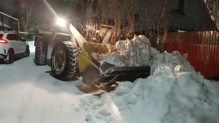В Астане ночью к уборке снега привлечено более 1,6 тысячи единиц спецтехники (10)