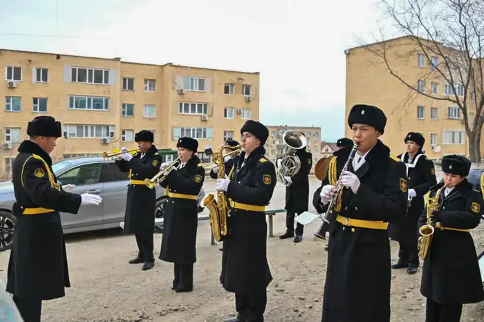 Военные моряки Актау поздравили ветерана с юбилеем Астане