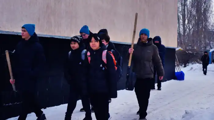 Школьники Астаны объединились для волонтерской эстафеты по очистке снега в общественных местах Астане