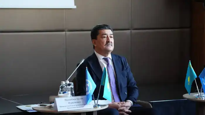 Будущие аналитики обсуждают экологию в Казахстане Астане