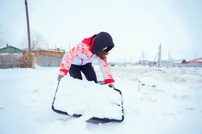 Столичные волонтеры помогли одиноким пенсионерам с уборкой снега (3)