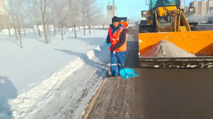 Более 1 100 единиц спецтехники вывели на уборку снега в Астане (9)