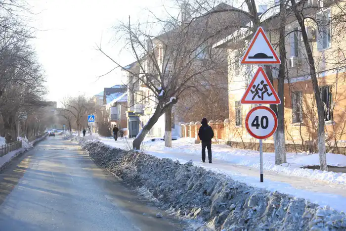 Глава региона оценил работу по уборке снега в микрорайоне Есет батыра, подчеркивая важность контроля за подрядчиками. Астане