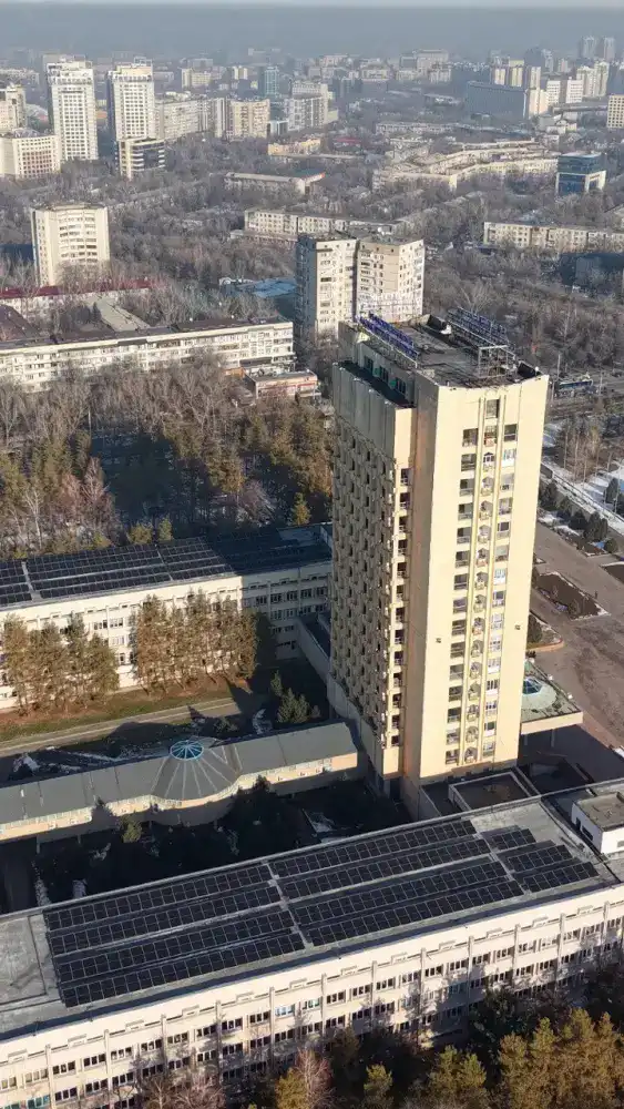 На крыше учебных корпусов КазНУ установлены солнечные панели (6)