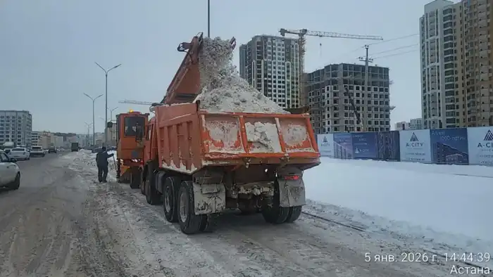Астана сталкивается с вызовами снежной погоды: массовая уборка снега требует привлечения тысяч рабочих и единиц техники Астане