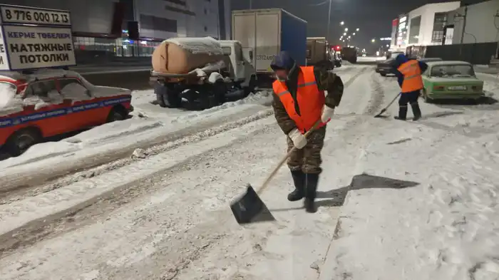 Более 1 100 единиц спецтехники задействовано в снегоуборочных работах в Астане (8)