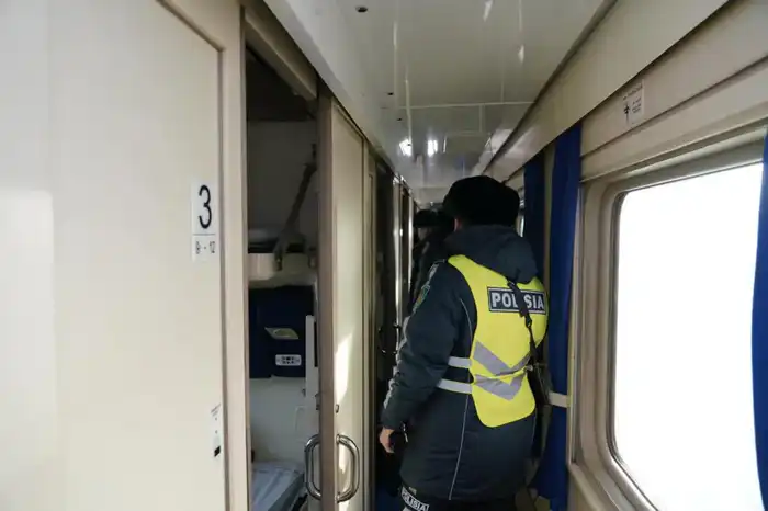 «Закон и порядок»: в Астане прошла акция «Приемная на колесах» (4)