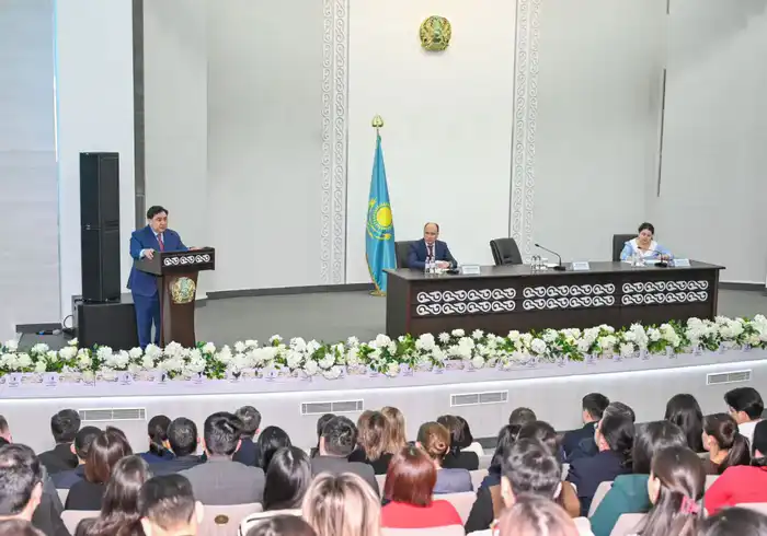 Дархан Жазықбай обсудил развитие госслужбы с сотрудниками министерств транспорта, промышленности и строительства РК (3)