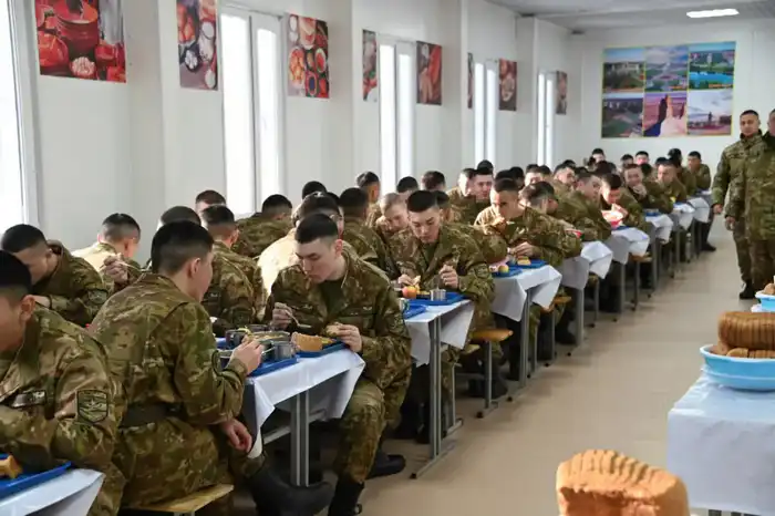 Замминистра обороны Аскар Мустабеков проверил условия службы и быта военнослужащих в Карагандинском гарнизоне Астане