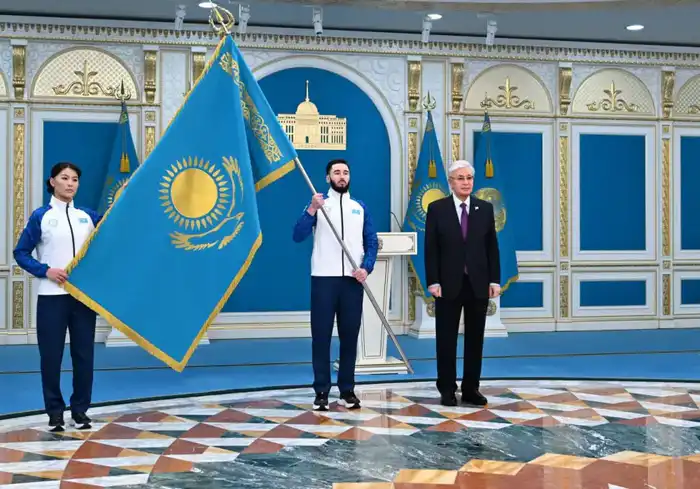 Президент Казахстана вручил флаг олимпийским и паралимпийским командам перед предстоящими играми в Италии Астане