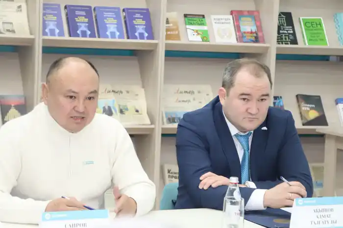 В Усть-Каменогорске депутат Мажилиса Ерлан Саиров встретился с представителями интеллигенции (4)