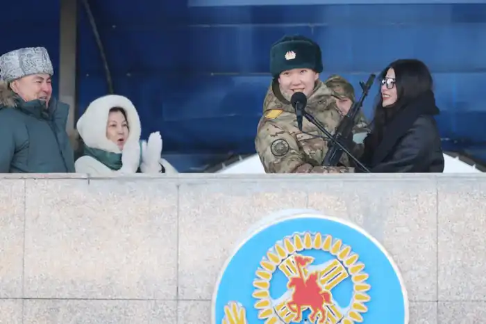 Рядовой Алмас Абдрахов сделал предложение своей возлюбленной на церемонии принятия военной присяги в Астане Астане