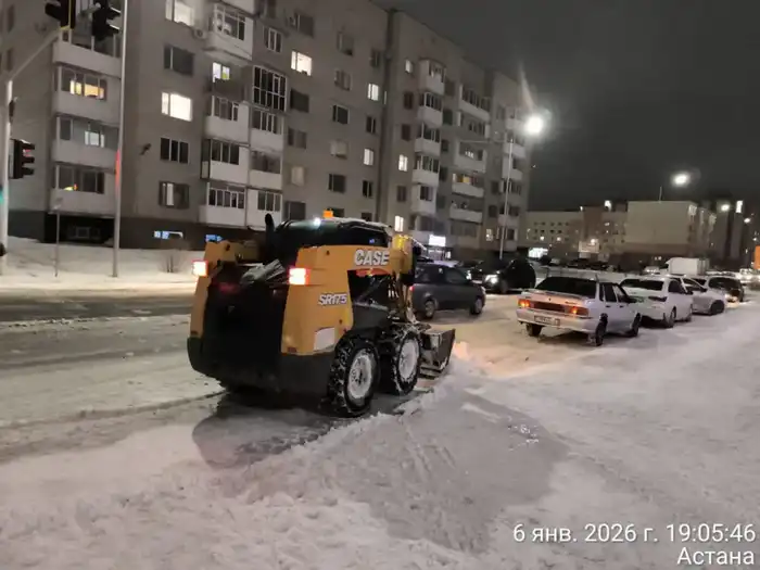 В Астане ночью к уборке снега привлечено более 1,6 тысячи единиц спецтехники (7)