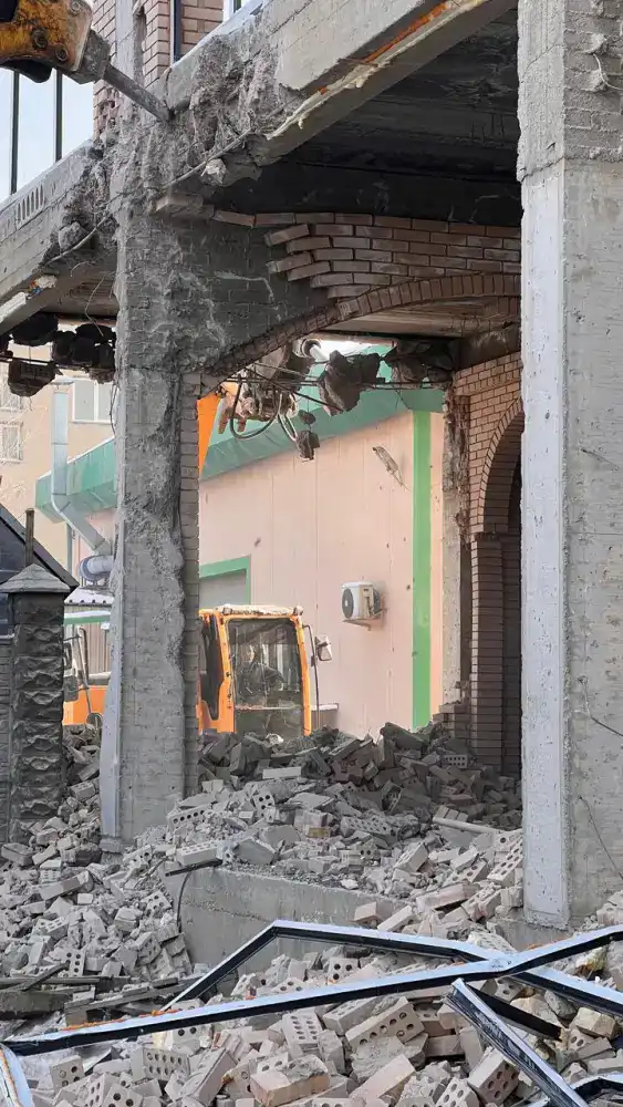 Снос нелегального здания в Алматы по решению суда Астане