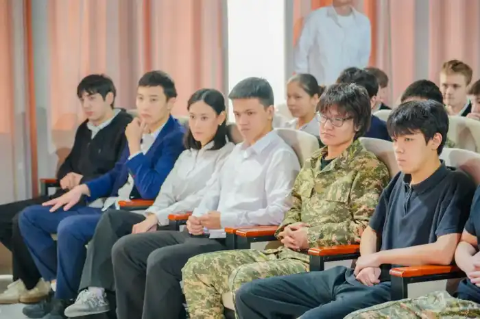 «Закон и порядок»: в Астане известный боксер встретился со школьниками (3)