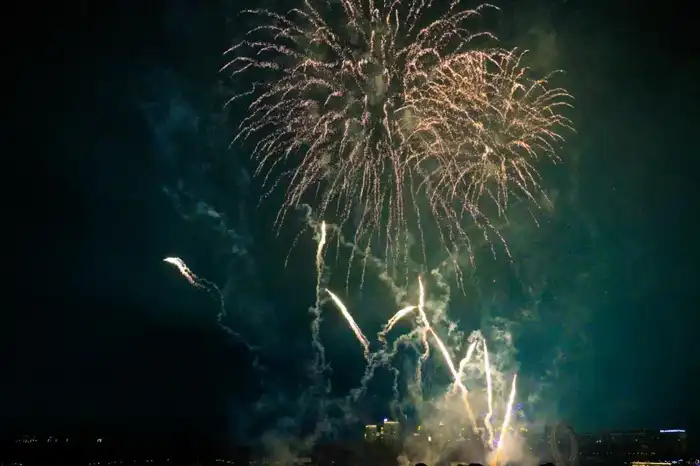 Новогодние салюты в Астане запустили в двух местах (7)