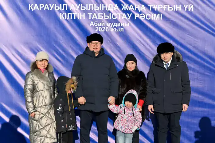 В Абайском районе в селе Карауыл вручили ключи от квартир (3)