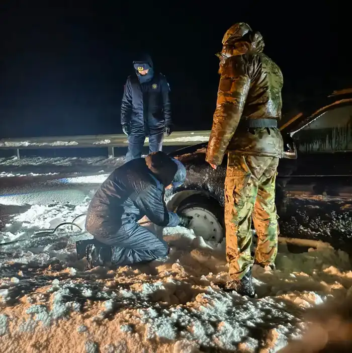 Спасатели МЧС Казахстана за прошедшие пять суток из снежных заносов спасли и эвакуировали 257 человек (3)