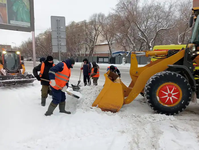 Более 1 500 единиц спецтехники задействовали в снегоуборочных работах в Астане ночью (6)