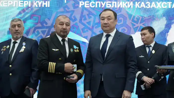 Вручение нагрудного знака «Құрметті авиатор» пилоту МЧС Мухамеду-Шарипу Ермекову Астане