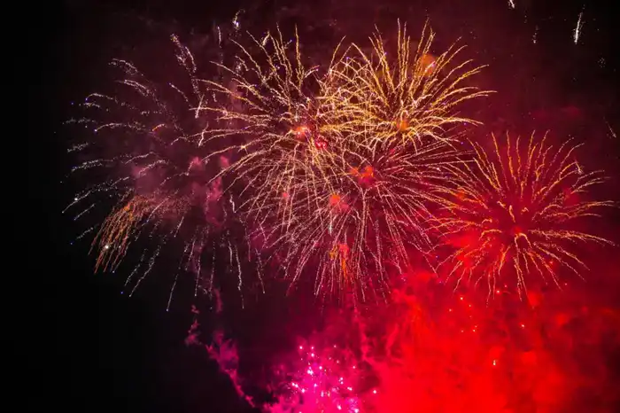 Астана в огнях: новогодний фейерверк зажег небо в двух точках города Астане