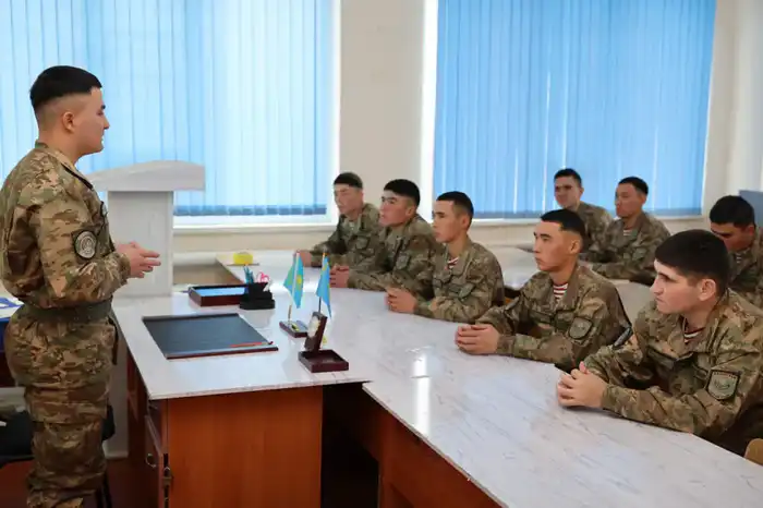 Национальная гвардия полиглот солдат говорит на семи языках Астане