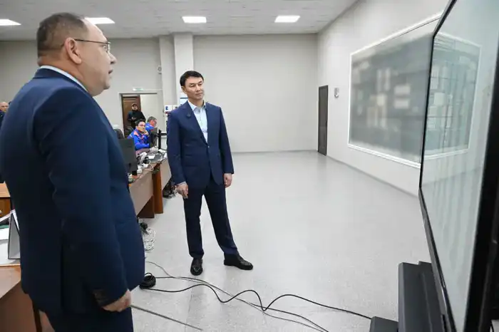 Дархан Сатыбалды ознакомился с внедрением цифровых решений и ИИ в системах жизнеобеспечения города (3)