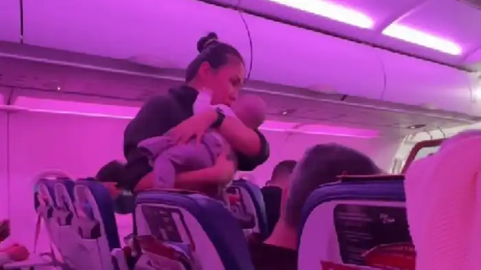 Плач ребенка в самолете: извиняться или нет? Астане