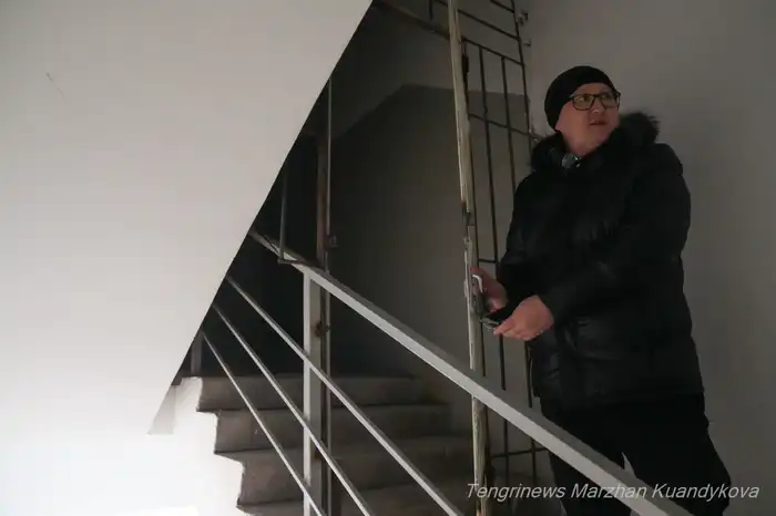 Ерлан Карбаев показывает техэтаж в одном из подъезде ЖК "Степной 2"