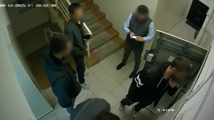 Представители АРЭК и акимата подключают электричество. Стоп-кадр из видео из Instagram-аккаунта ОСИ @osi_kudaiberdiyly_29_1