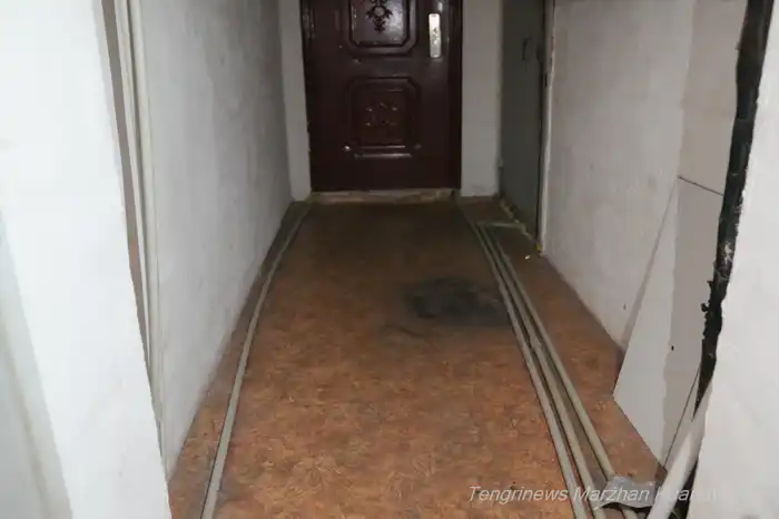 Коммуникации пролегают по полу техэтажей, где были обустроены квартиры, ЖК "Степной 2"