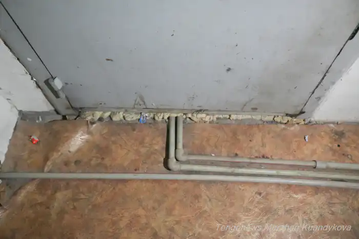 Водопроводные трубы на техэтаже проложены прямо по полу и заходят в квартиру под входной дверью 