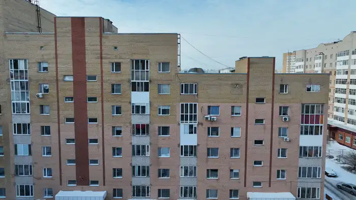 В правой части дома можно заметить нестандартные окна на самых верхних этажах. По проекту ЖК их там быть не должно