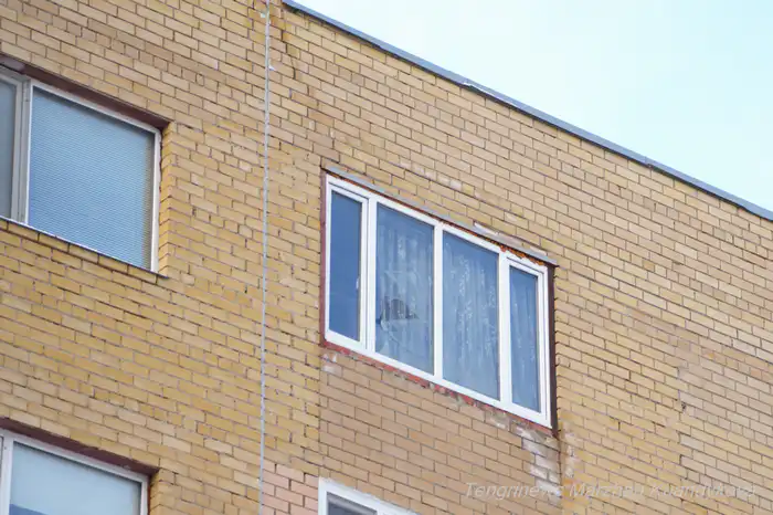 Окно, сделанное на оккупированном техэтаже ЖК "Степной 2", Астана