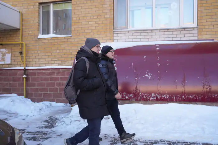 Журналист Иван Сухоруков и Ерлан Карбаев, председатель ОСИ, идут вдоль ЖК "Степной 2"