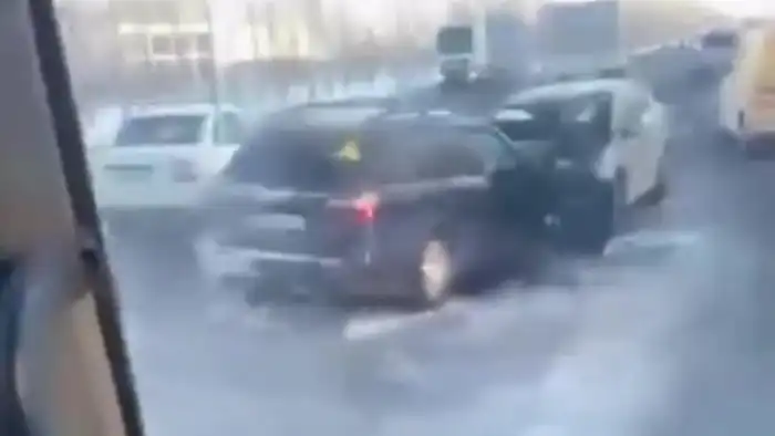 Лобовое столкновение двух автомобилей в Астане: есть пострадавшие, видео инцидента в соцсетях Астане